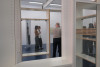 <p>Halle für Kunst Lüneburg, kuratorische Führung durch die Ausstellung <em>BE/HOLDING</em>. Foto: Bennet Schultz.</p>