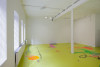 <p>Ausstellungsansicht, Linda Semadeni, <em>Sliding through the Corridors, </em>Halle für Kunst Lüneburg, 2022. Foto: Björn Allemann</p>