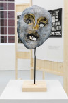 <p>Kathryn Pell, Manhatta, 2023, bemalte Keramik, Halterung, ca. 25 × 15 cm, Halle für Kunst Lüneburg. Photo: Fred Dott.</p>
